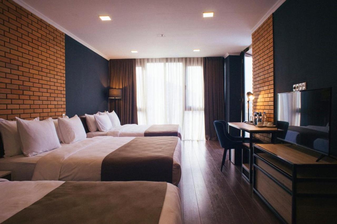 Bricks Hotel Тбілісі Екстер'єр фото